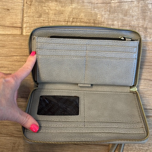 Steve Madden Gray Wristlet Wallet🔴 - Picture 3 of 3